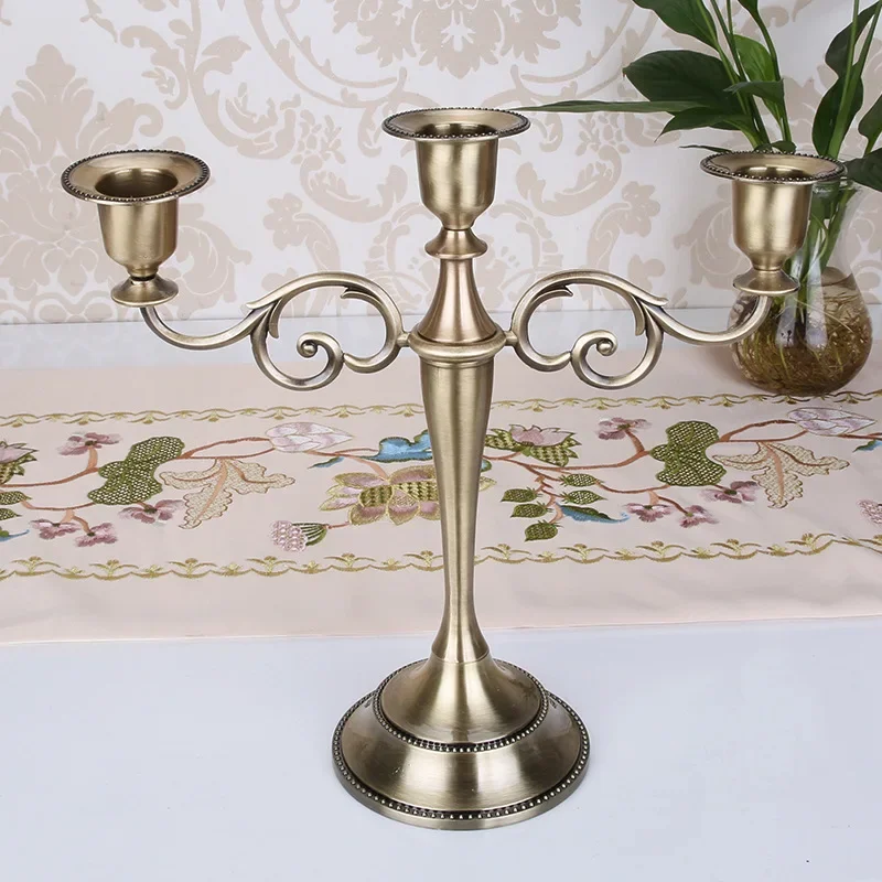 Candelabro de Latão Antigo com - Collectible Vintage Matches avaliação e preço
